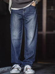 モデル画像: モデルが着用するウォッシュドデニム ロガーパンツ展示図