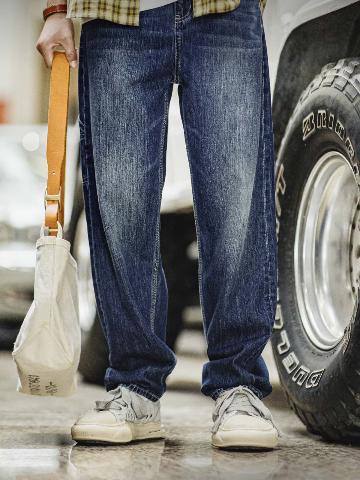 モデル画像: モデルが着用するウォッシュドデニム ロガーパンツ展示図