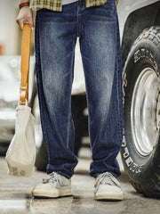 モデル画像: モデルが着用するウォッシュドデニム ロガーパンツ展示図