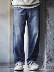 モデル画像: モデルが着用するウォッシュドデニム ロガーパンツ展示図