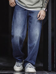 モデル画像: モデルが着用するウォッシュドデニム ロガーパンツ展示図