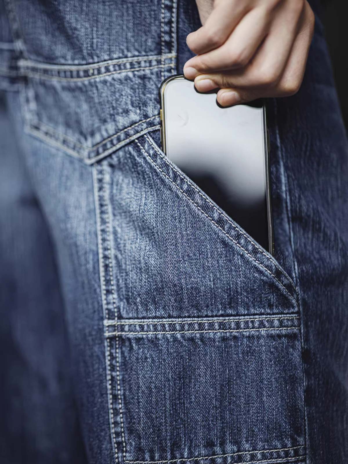 モデル画像: モデルが着用するウォッシュドデニム ロガーパンツ展示図