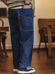 詳細画像
ウォッシュドカーペンタージーンズのディテール画像。A面のプリーツデザインとB面の多機能ポケットの近接ショットで、独特の質感と実用性を紹介。
モデル画像
レトロなルーズフィットのウォッシュドカーペンタージーンズを着用したモデルの画像。カジュアルスタイルや通勤スタイルでの着こなし例を示し、リバーシブル仕様の多用途性をアピール。