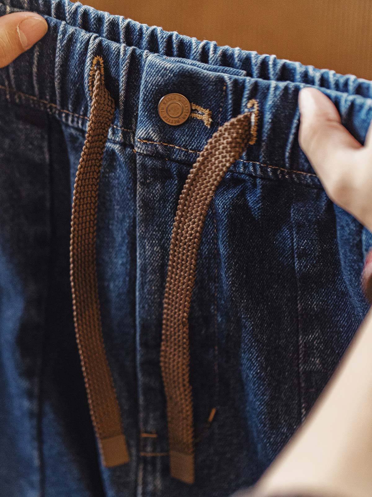 产品画像
レトロ重厚感のウォッシュドカーペンタージーンズの全体画像。ヴィンテージ感のあるウォッシュ加工とリバーシブルデザインの両面を強調しています。
詳細画像
ウォッシュドカーペンタージーンズのディテール画像。A面のプリーツデザインとB面の多機能ポケットの近接ショットで、独特の質感と実用性を紹介。