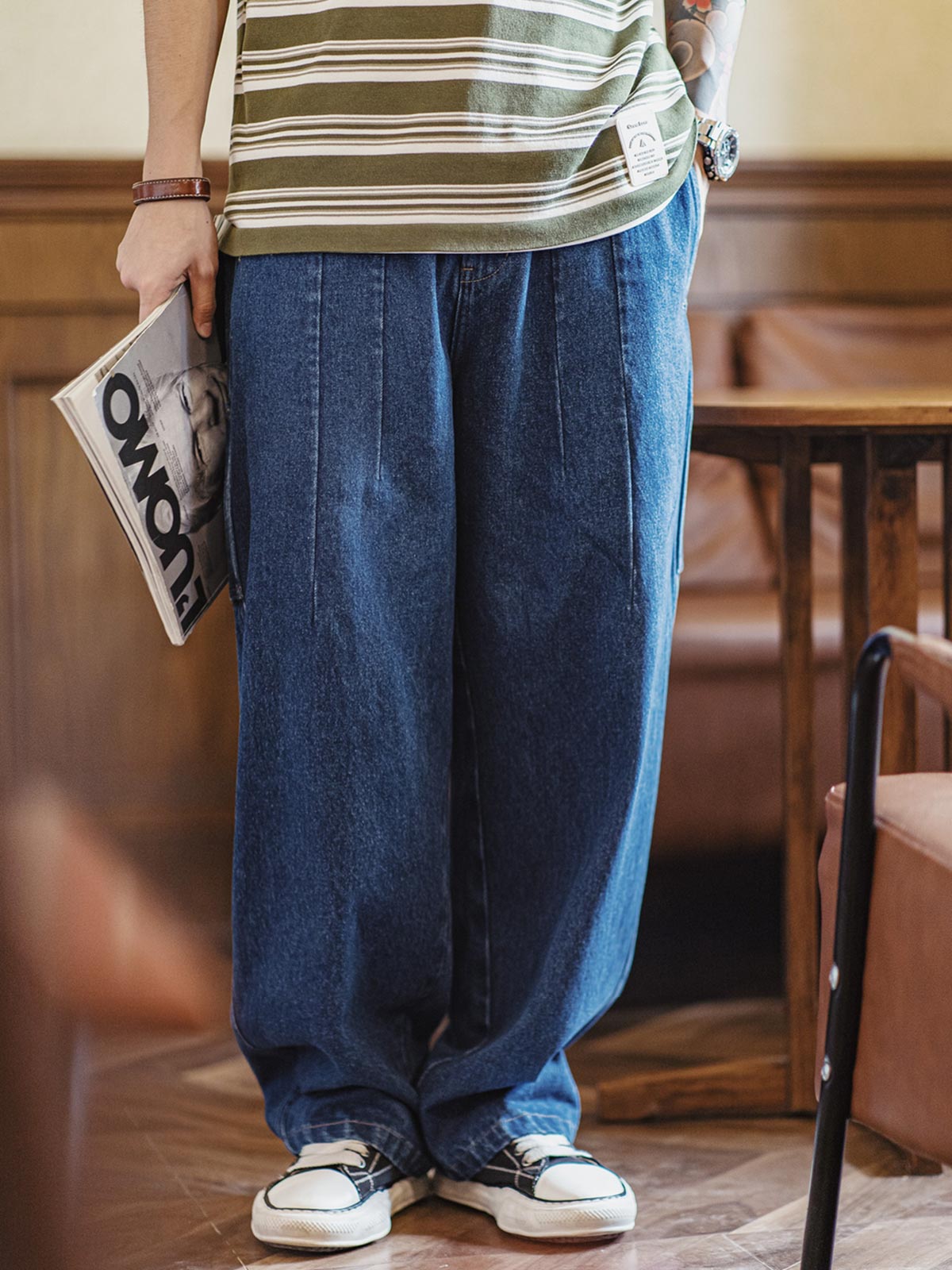 詳細画像
ウォッシュドカーペンタージーンズのディテール画像。A面のプリーツデザインとB面の多機能ポケットの近接ショットで、独特の質感と実用性を紹介。
モデル画像
レトロなルーズフィットのウォッシュドカーペンタージーンズを着用したモデルの画像。カジュアルスタイルや通勤スタイルでの着こなし例を示し、リバーシブル仕様の多用途性をアピール。