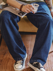 詳細画像
ウォッシュドカーペンタージーンズのディテール画像。A面のプリーツデザインとB面の多機能ポケットの近接ショットで、独特の質感と実用性を紹介。
モデル画像
レトロなルーズフィットのウォッシュドカーペンタージーンズを着用したモデルの画像。カジュアルスタイルや通勤スタイルでの着こなし例を示し、リバーシブル仕様の多用途性をアピール。