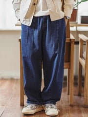 詳細画像
ウォッシュドカーペンタージーンズのディテール画像。A面のプリーツデザインとB面の多機能ポケットの近接ショットで、独特の質感と実用性を紹介。
モデル画像
レトロなルーズフィットのウォッシュドカーペンタージーンズを着用したモデルの画像。カジュアルスタイルや通勤スタイルでの着こなし例を示し、リバーシブル仕様の多用途性をアピール。