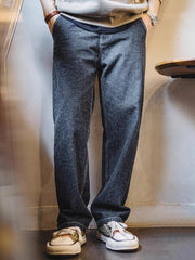 ゆったりとしたストレートフィットで着用したヴィンテージパンツ、アメカジスタイルを演出