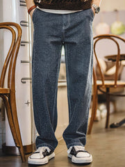 ゆったりとしたストレートフィットで着用したヴィンテージパンツ、アメカジスタイルを演出