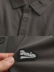 ポロシャツのリブ編みの襟とシンプルなアルファベットワッペンの詳細