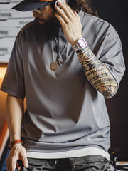 モデルがクール感半袖ポロシャツを着用している全身像