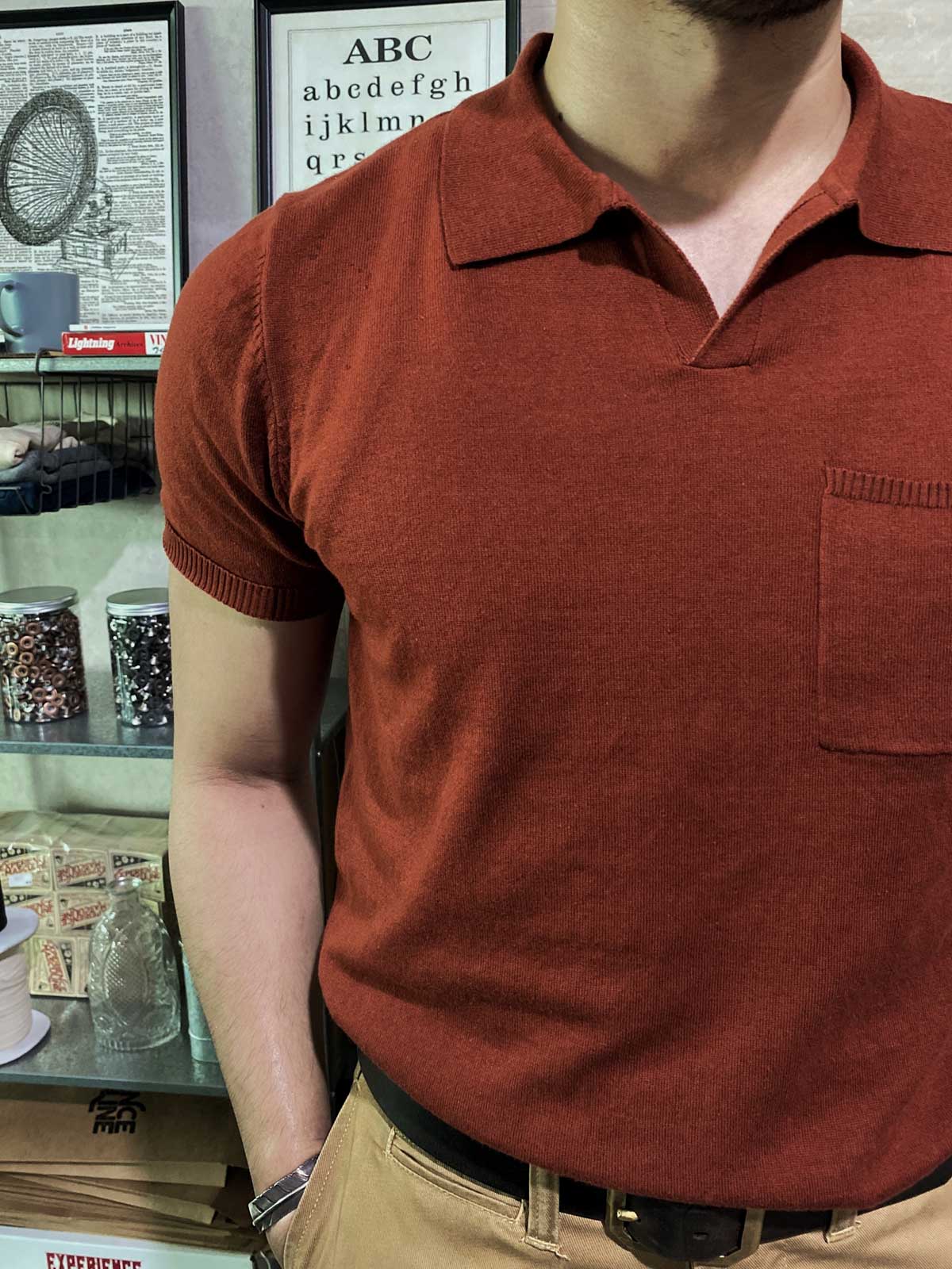 モデルがイタリアンポロシャツアメリカンヴィンテージ純綿ニットTシャツを着用してスタイリングを紹介している画像