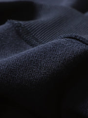 製品画像: ネイビーのアンカー柄エンブレムが施されたクルーネックプルオーバー長袖スウェットシャツの正面画像。ミリタリーデザインと100%コットン素材の特徴を表示。
詳細画像: ネイビーのアンカー柄エンブレムのディテール画像。スウェットシャツの質感とエンブレムのクローズアップ。