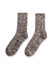 製品画像: ヴィンテージスノーフレーク柄のミドルコットンソックスの正面画像。快適な履き心地と通気性に優れた中筒丈ソックス。
詳細画像: 編み目のディテールと質感を強調したコットンソックスの特写画像。吸汗性の高いニット素材を使用。