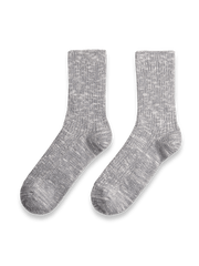 製品画像: ヴィンテージスノーフレーク柄のミドルコットンソックスの正面画像。快適な履き心地と通気性に優れた中筒丈ソックス。
詳細画像: 編み目のディテールと質感を強調したコットンソックスの特写画像。吸汗性の高いニット素材を使用。