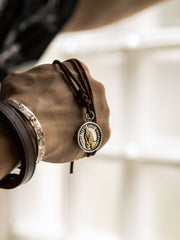 「祈る手」スウェード ネックレス