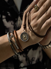 「祈る手」スウェード ネックレス