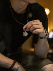 「祈る手」スウェード ネックレス