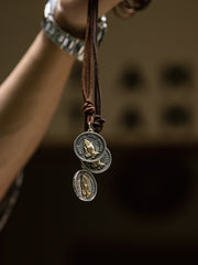 「祈る手」スウェード ネックレス