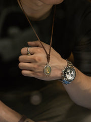 「祈る手」スウェード ネックレス