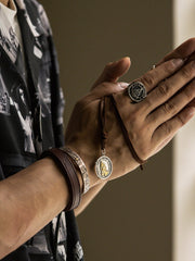 「祈る手」スウェード ネックレス