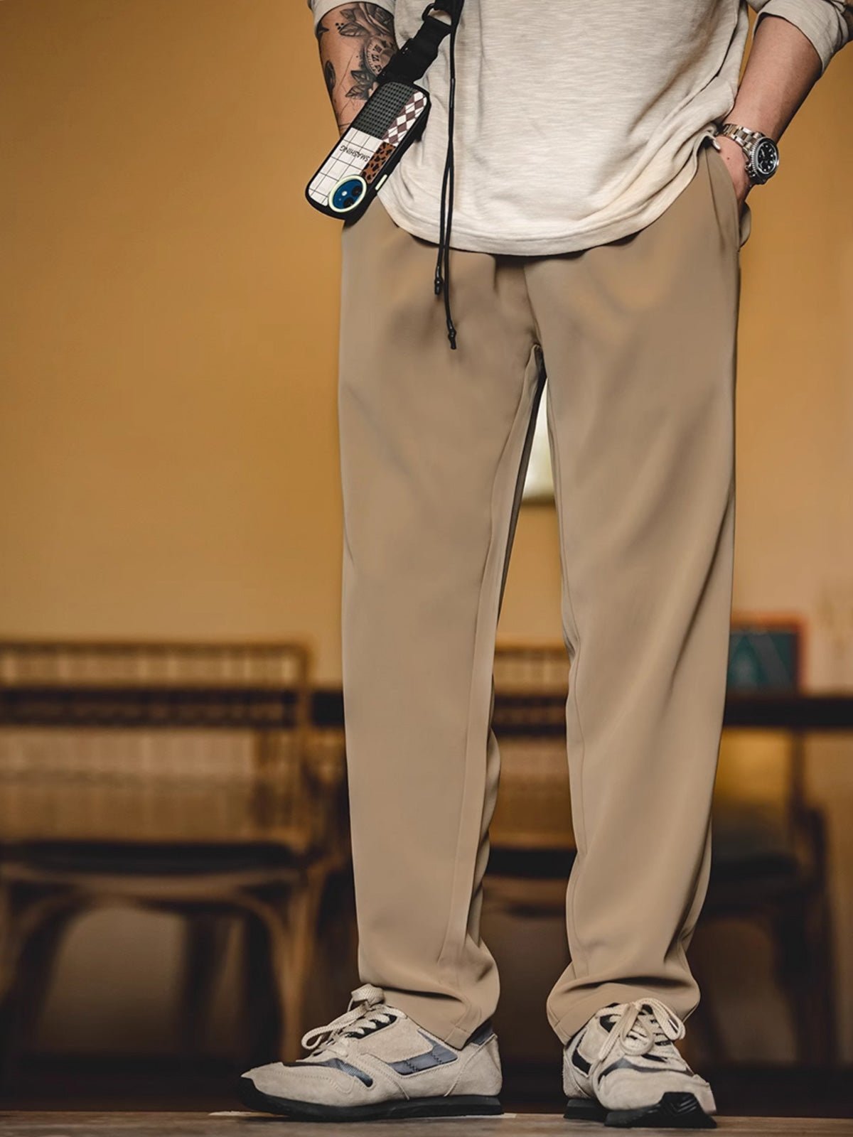 モデルが着用したカーキドレープカジュアルパンツの全身図