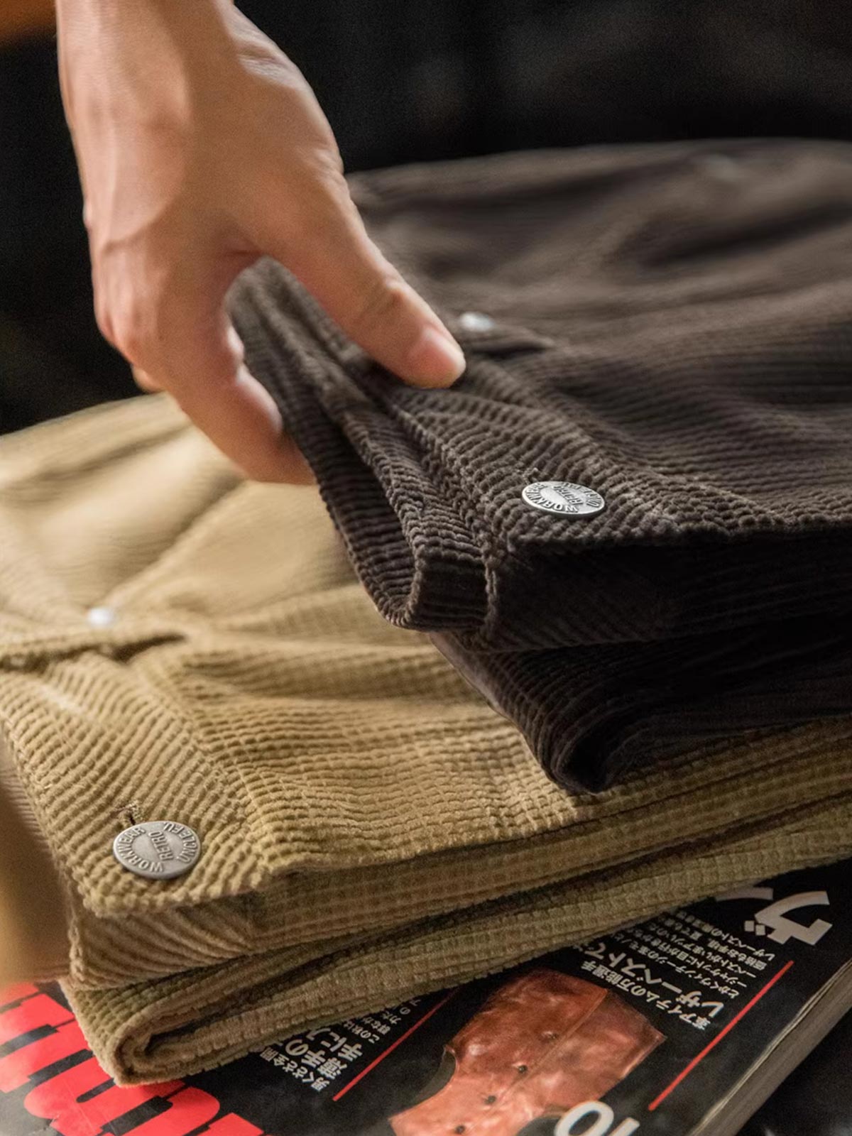 コーデュロイのテクスチャーと斜めポケットのディテール