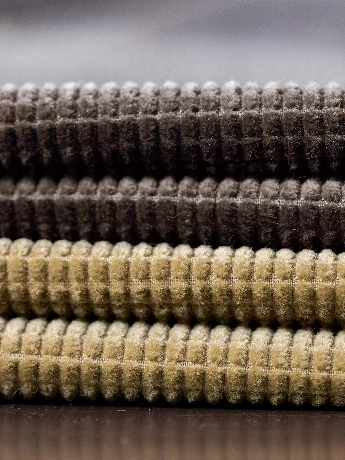 コーデュロイのテクスチャーと斜めポケットのディテール