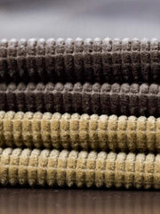 コーデュロイのテクスチャーと斜めポケットのディテール