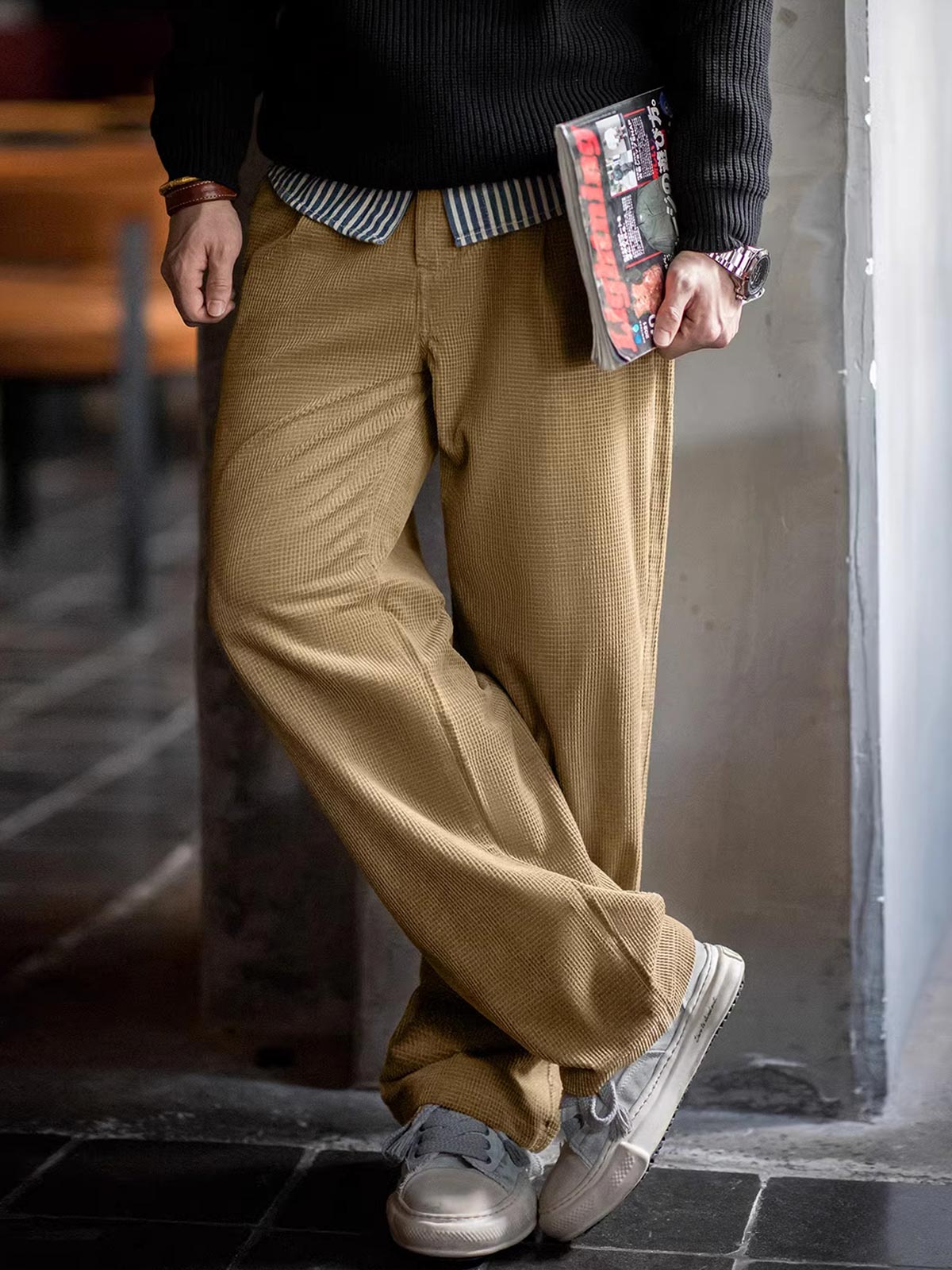 コーデュロイのテクスチャーと斜めポケットのディテール