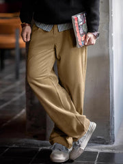 コーデュロイのテクスチャーと斜めポケットのディテール