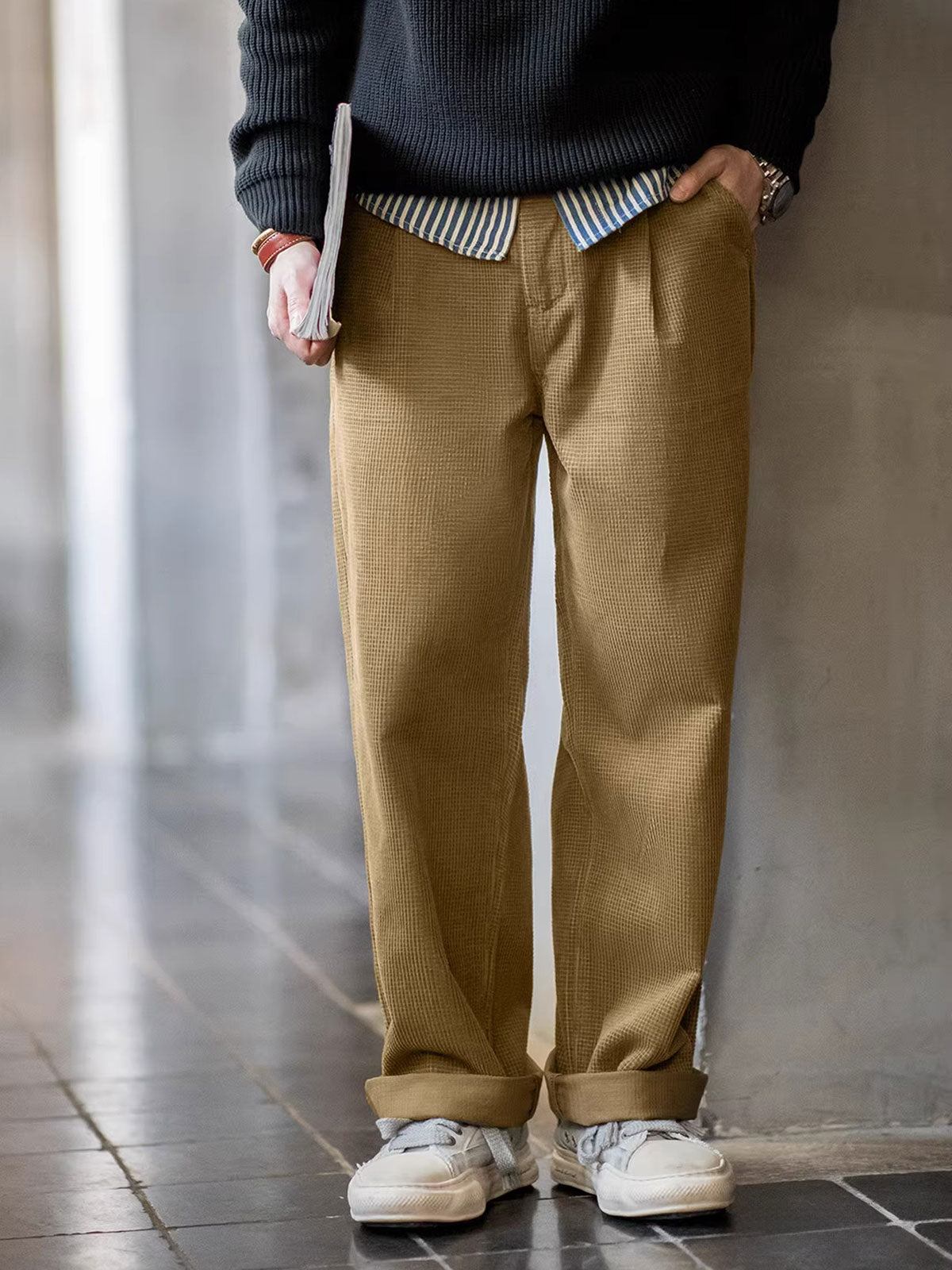 コーデュロイのテクスチャーと斜めポケットのディテール