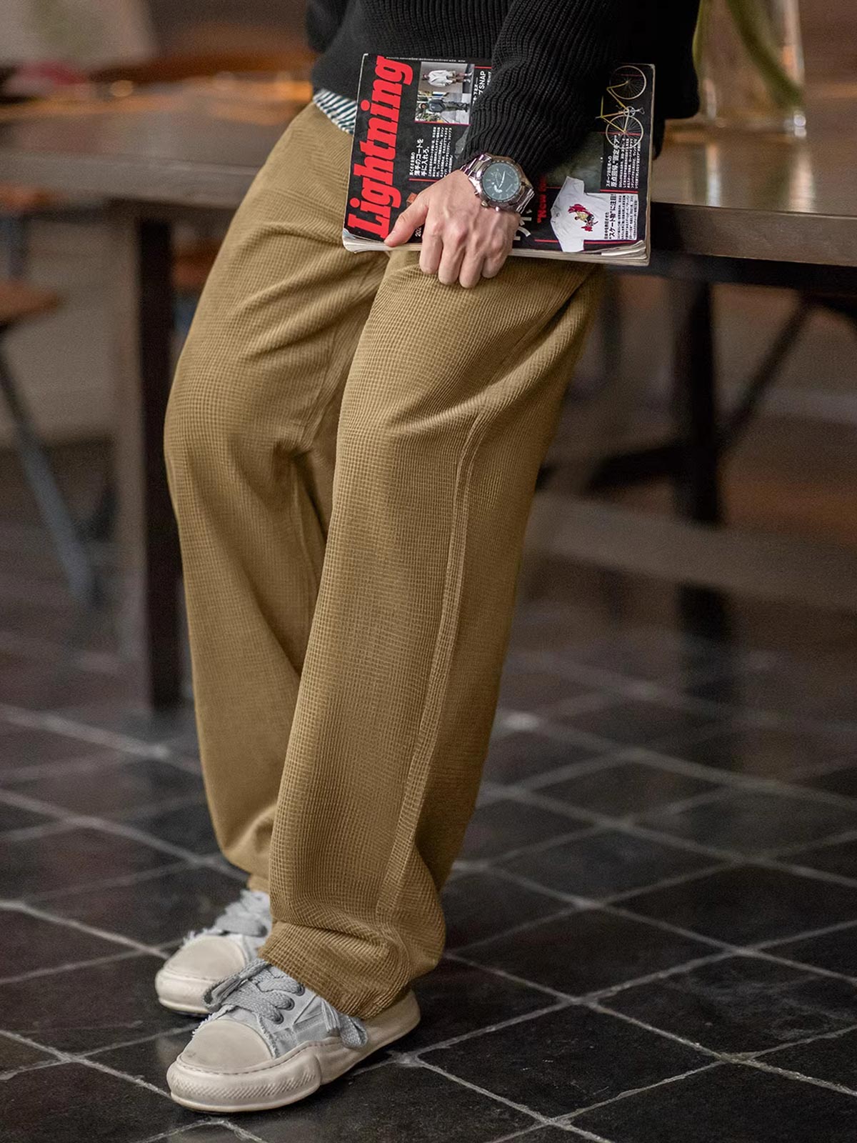 コーデュロイのテクスチャーと斜めポケットのディテール