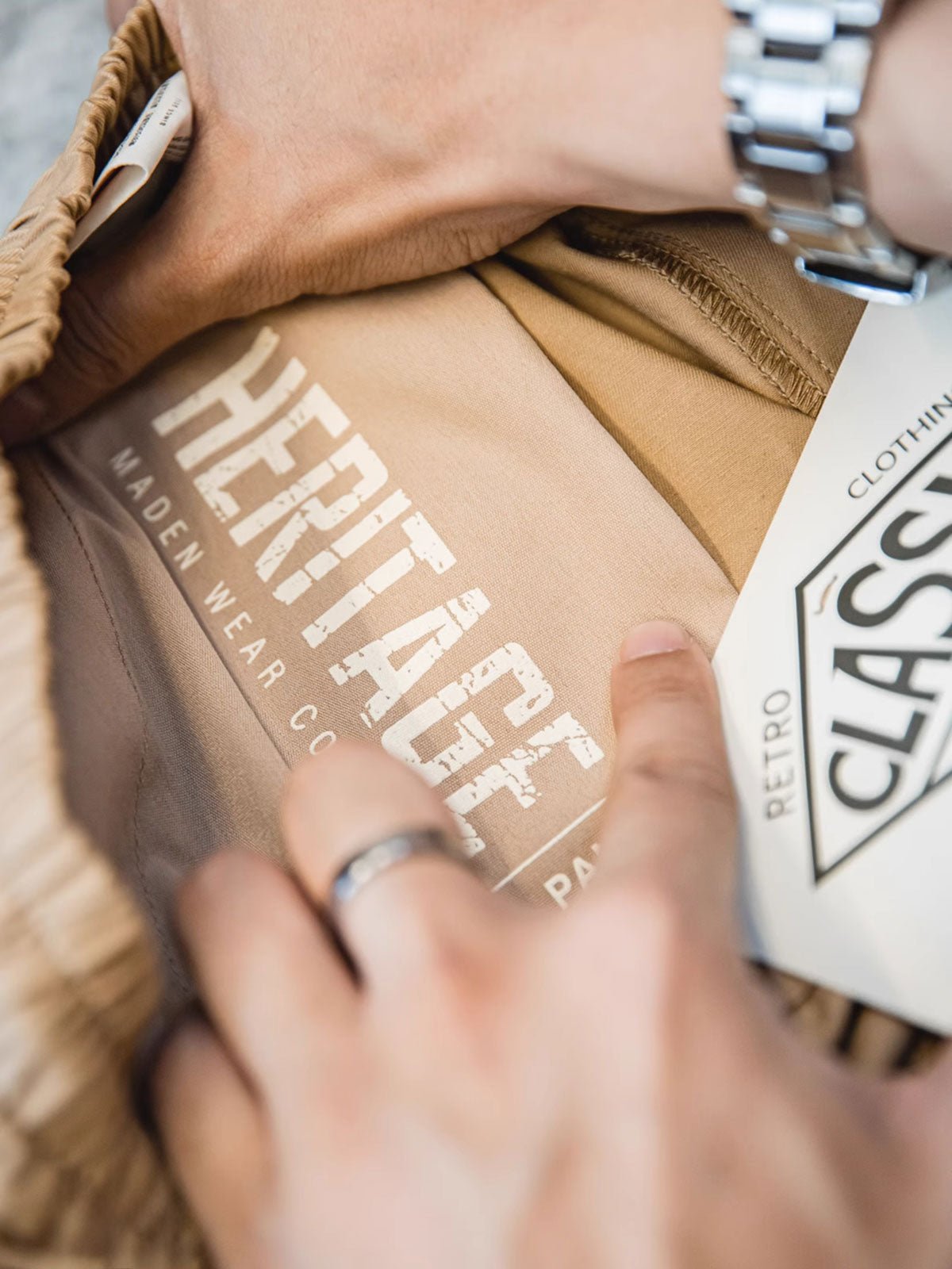 イージーパンツのフックとバックポケットの詳細。実用性と耐久性を強化したデザインが特徴です。