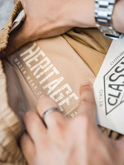 イージーパンツのフックとバックポケットの詳細。実用性と耐久性を強化したデザインが特徴です。