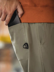 イージーパンツのフックとバックポケットの詳細。実用性と耐久性を強化したデザインが特徴です。