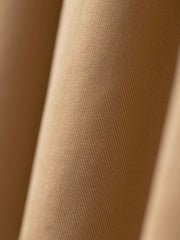 イージーパンツのフックとバックポケットの詳細。実用性と耐久性を強化したデザインが特徴です。