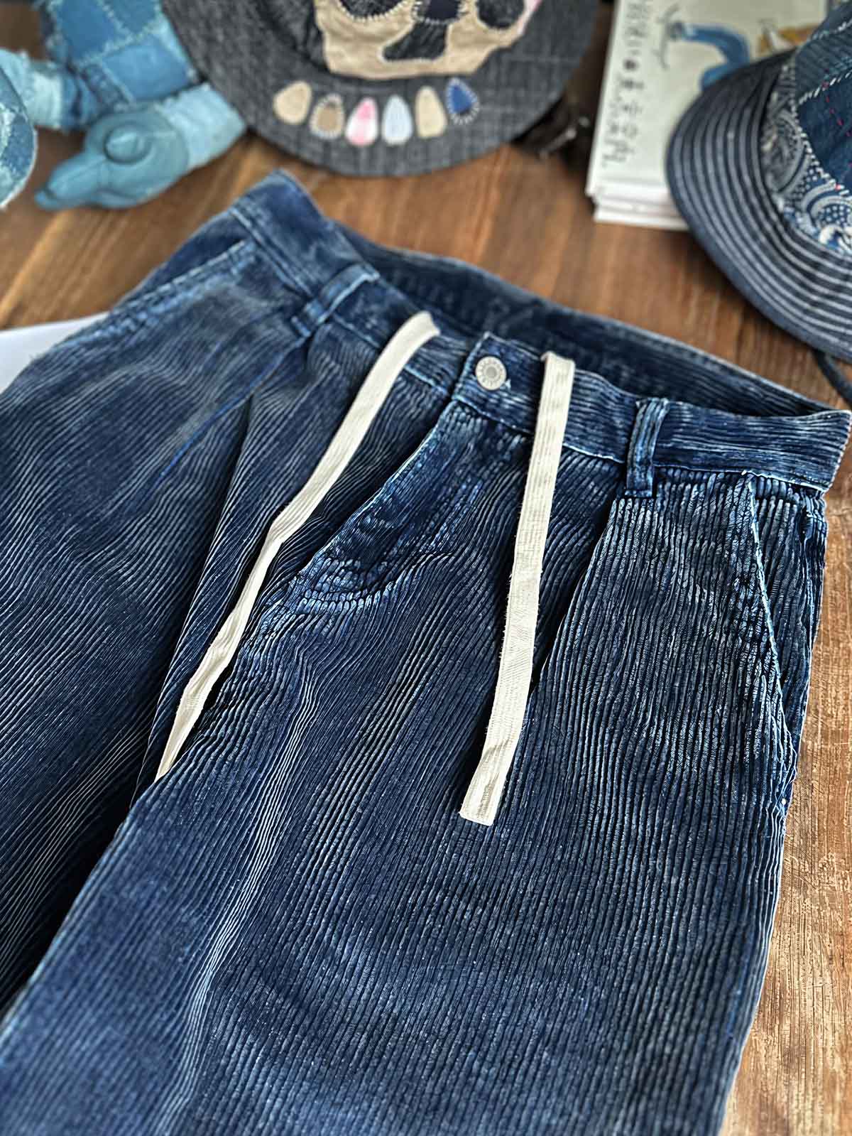 製品画像: コーデュロイテーパードワークパンツの正面展示
詳細画像: ウエストと裾のディテールのクローズアップ