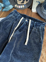 製品画像: コーデュロイテーパードワークパンツの正面展示
詳細画像: ウエストと裾のディテールのクローズアップ