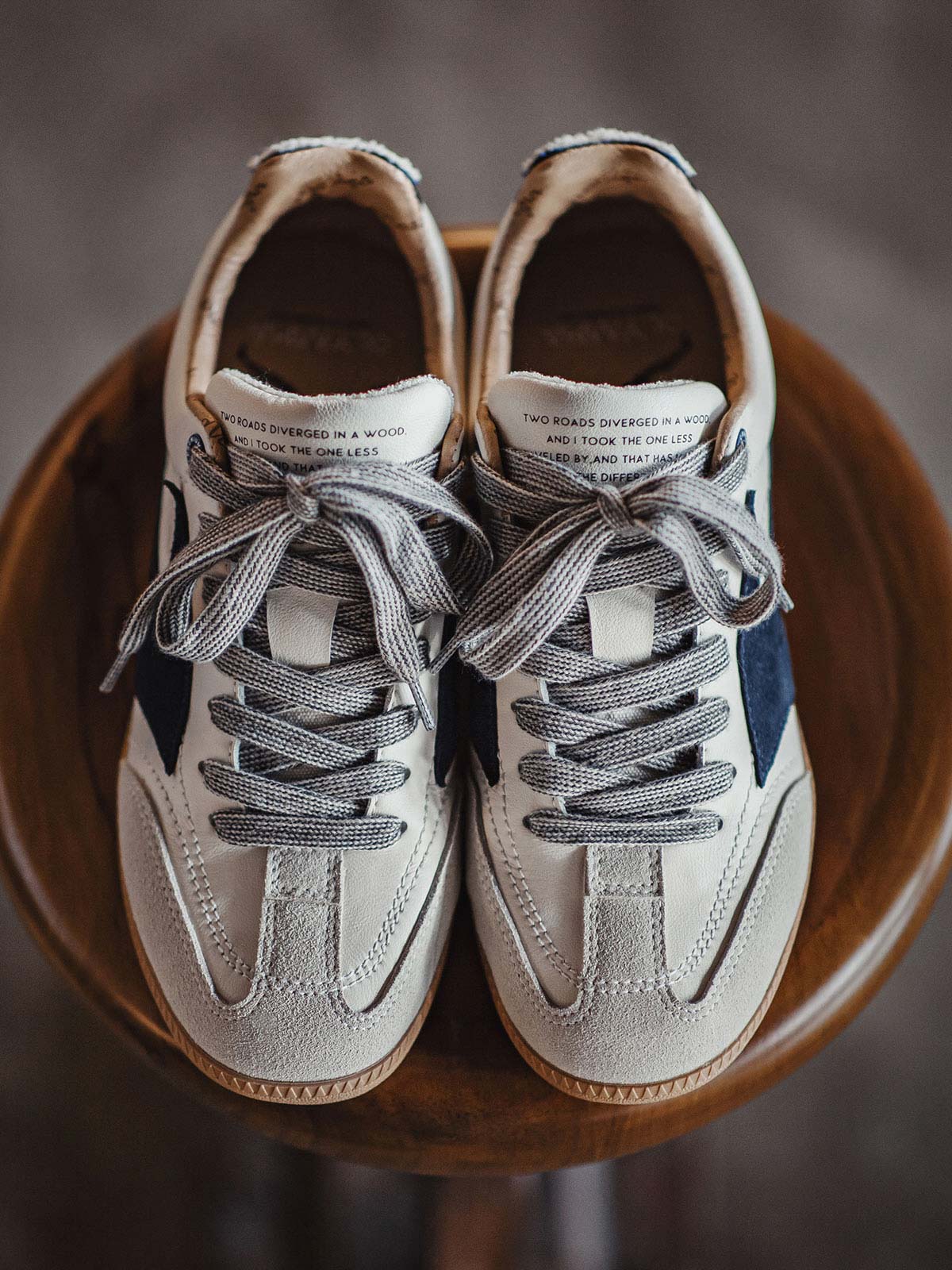 詳細画像:シューズのT字トゥデザインとアウトソールの滑り止めディテール図