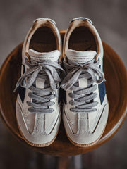 詳細画像:シューズのT字トゥデザインとアウトソールの滑り止めディテール図