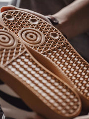 詳細画像:シューズのT字トゥデザインとアウトソールの滑り止めディテール図