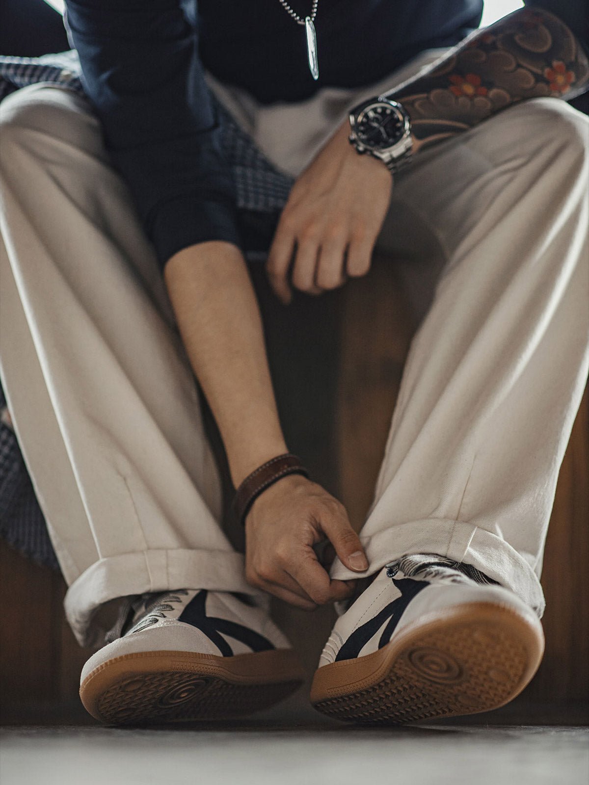 モデル画像:モデルがクラシック ジャーマン フラット トレーナーを着用した図