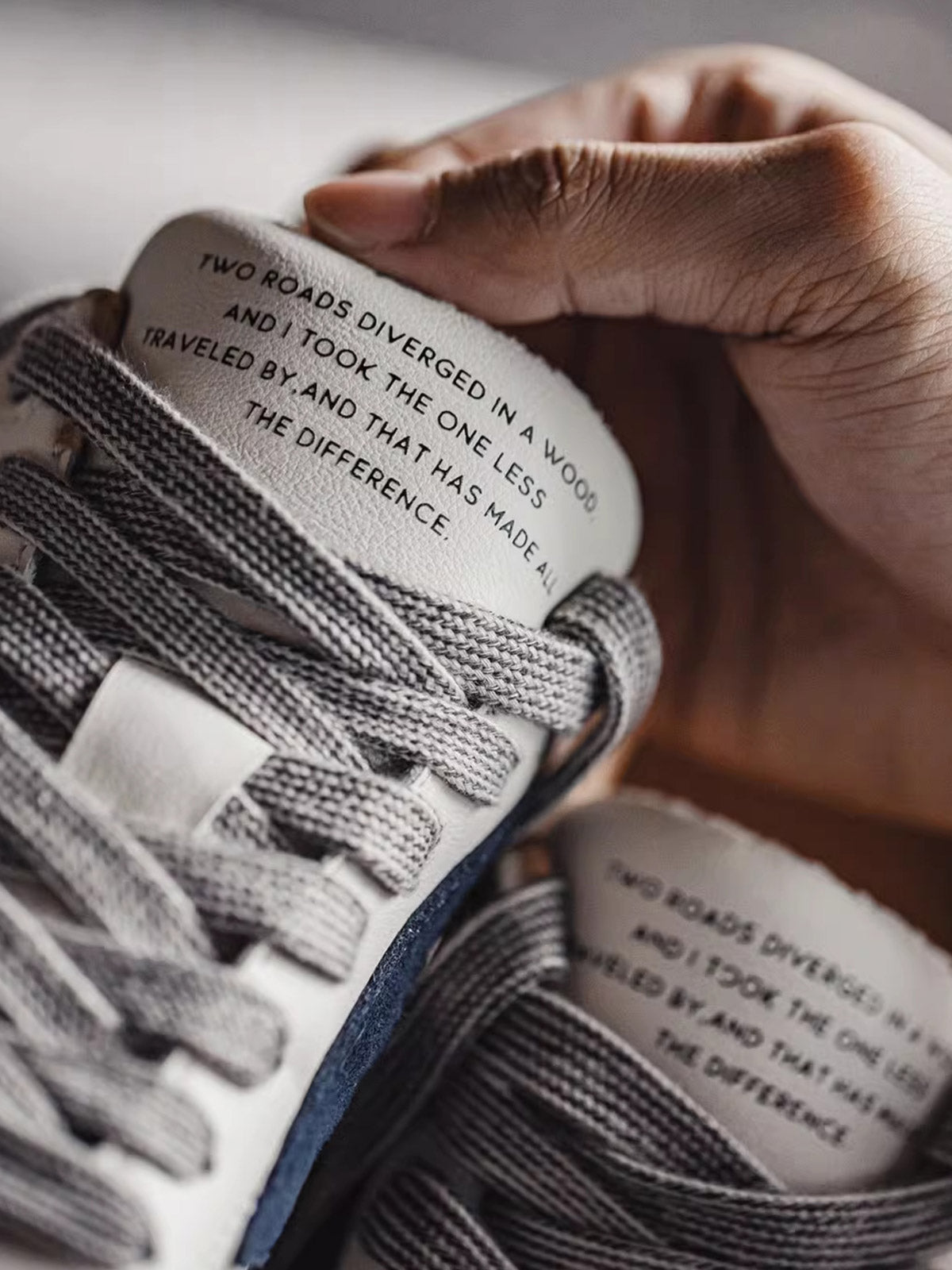 詳細画像:シューズのT字トゥデザインとアウトソールの滑り止めディテール図