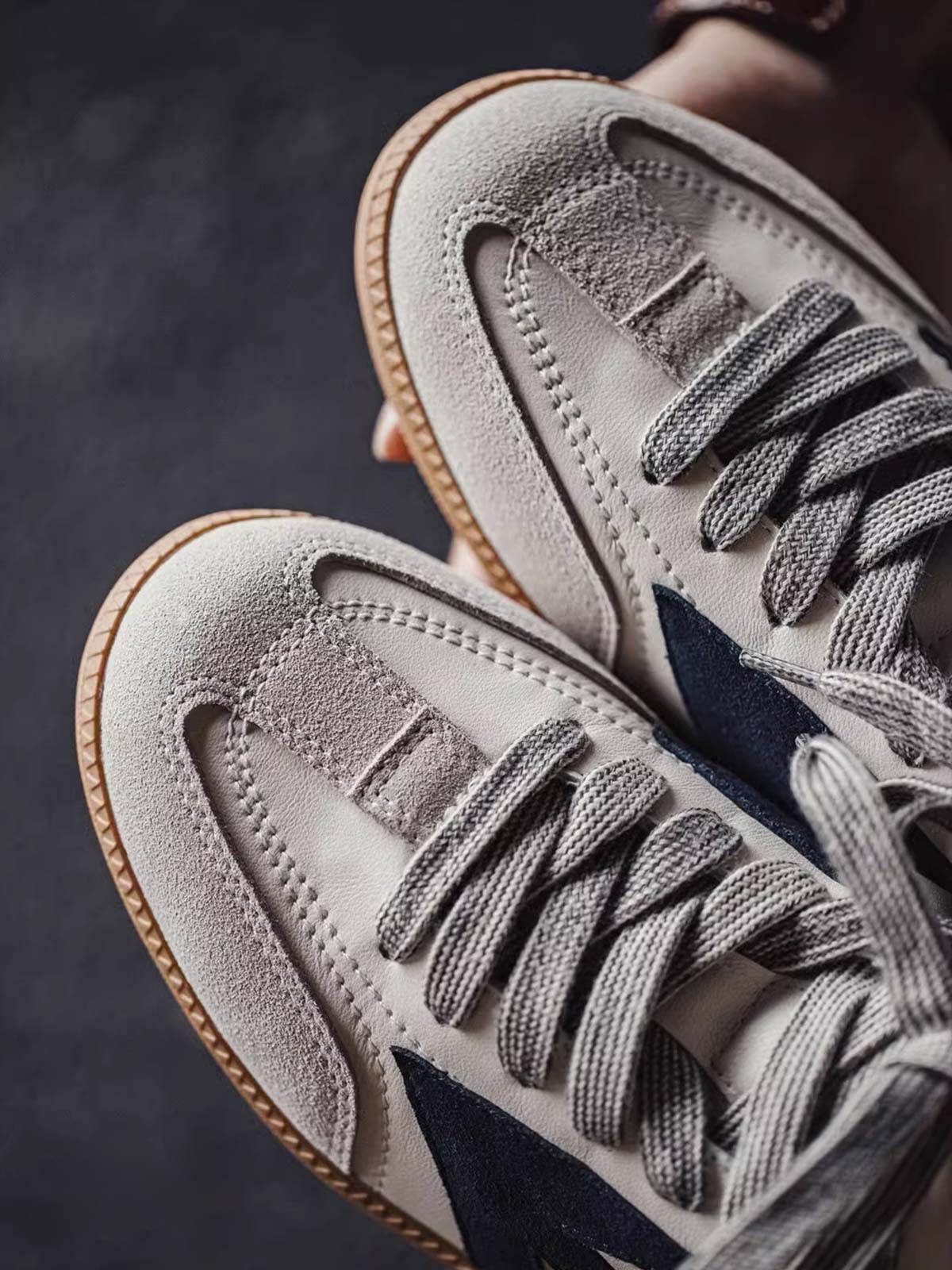 詳細画像:シューズのT字トゥデザインとアウトソールの滑り止めディテール図