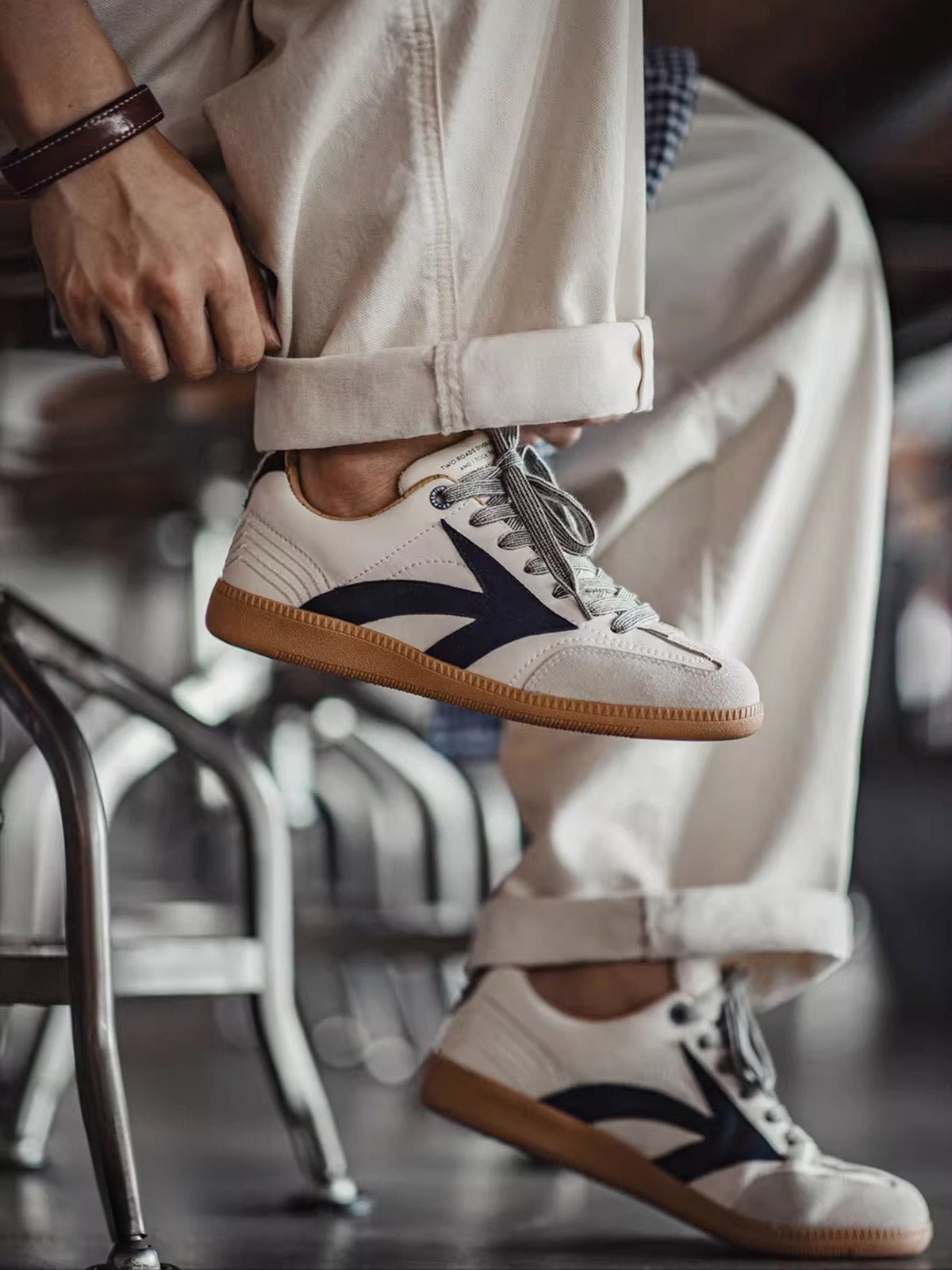 詳細画像:シューズのT字トゥデザインとアウトソールの滑り止めディテール図