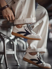 詳細画像:シューズのT字トゥデザインとアウトソールの滑り止めディテール図