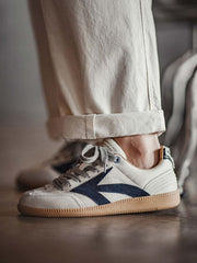 詳細画像:シューズのT字トゥデザインとアウトソールの滑り止めディテール図