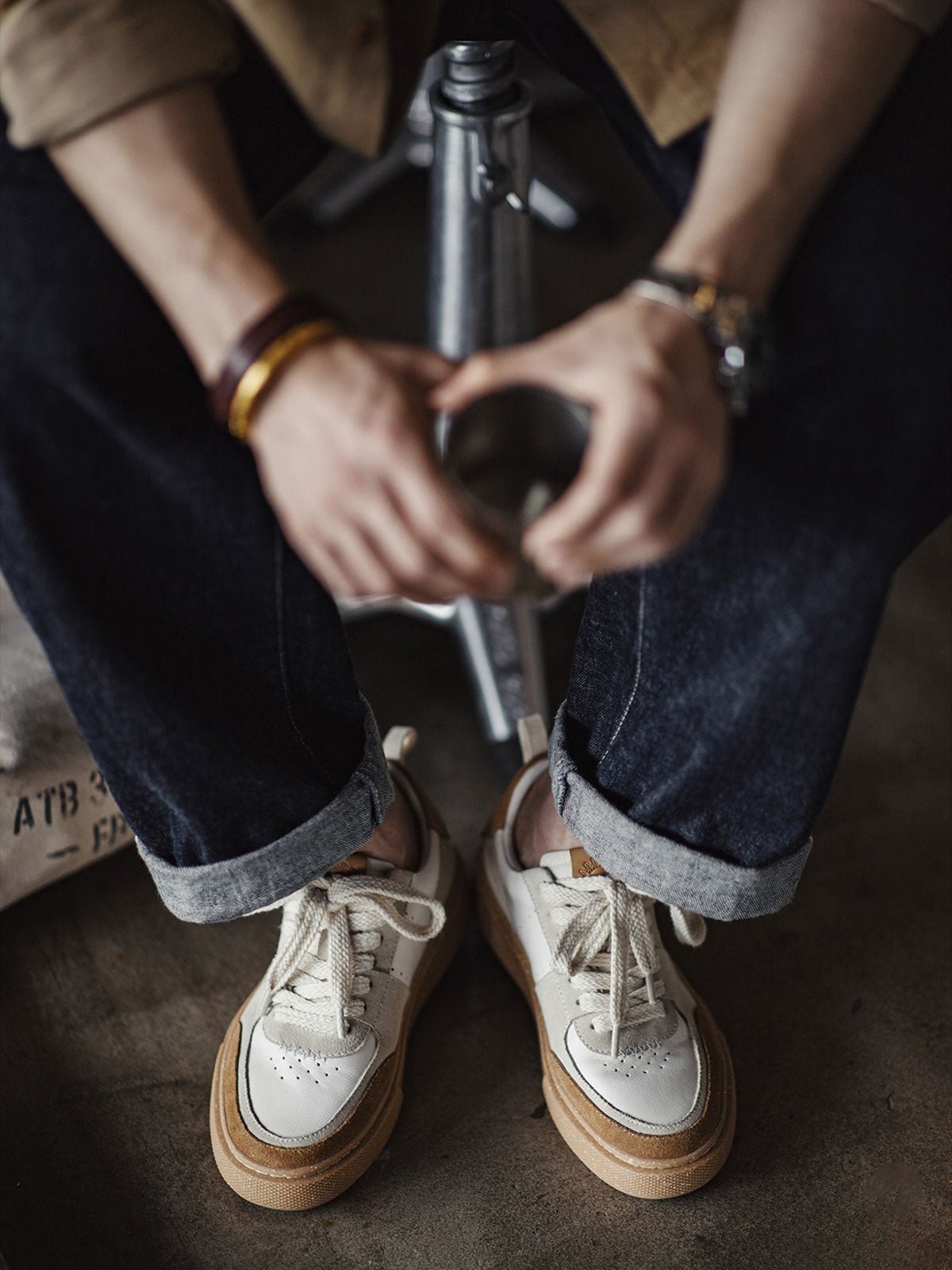 製品画像: サンドストーンカラースニーカー*シティ限定モデル
詳細画像: コルクの質感を持つラバーソールとブロックステッチのディテール