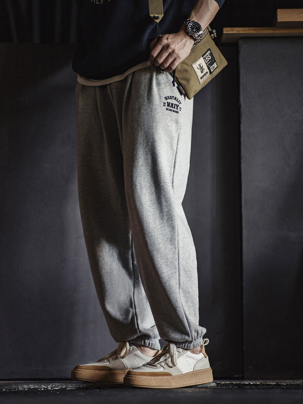 製品画像: サンドストーンカラースニーカー*シティ限定モデル
詳細画像: コルクの質感を持つラバーソールとブロックステッチのディテール